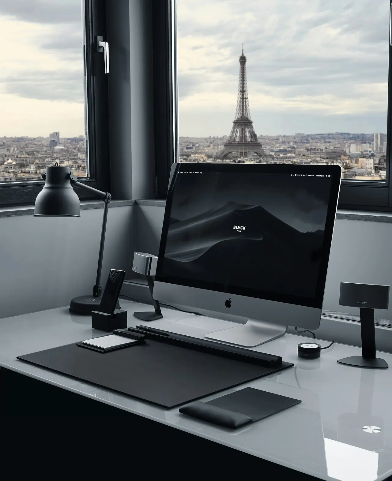 Un poste de travail face à la tour Eiffel