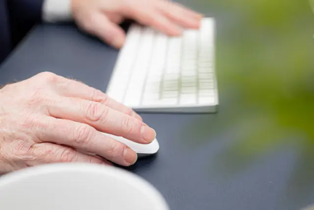 Mains sur un clavier et une souris