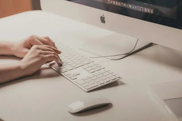 Mains sur un clavier d’ordinateur
