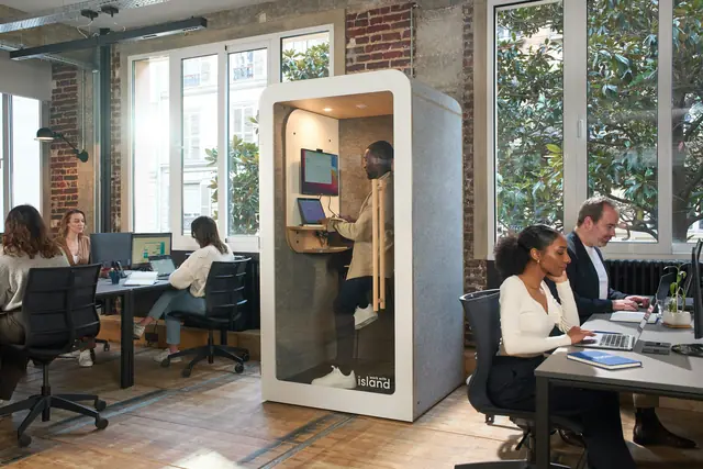 Bureau partagé, équipes au travail