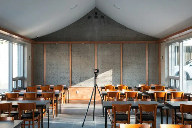 Salle de formation vide et lumineuse