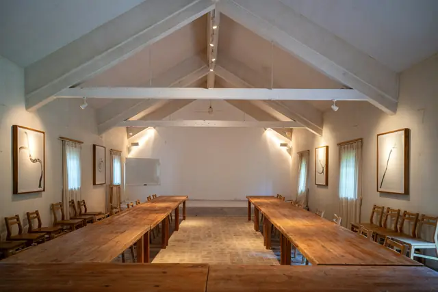Salle lumineuse avec grandes tables en bois