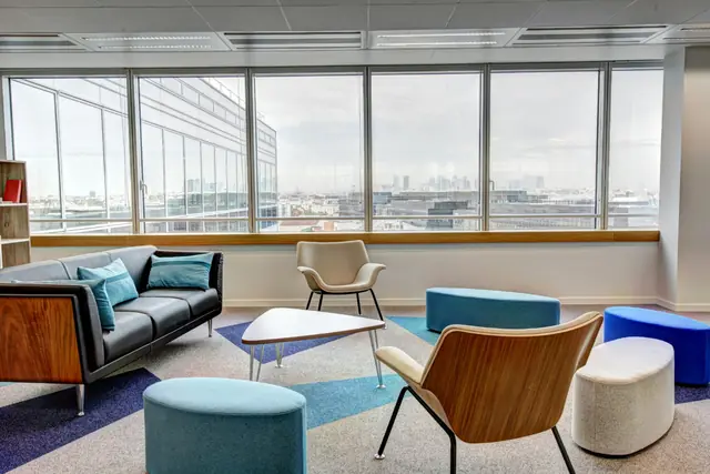 Espace lumineux avec fauteuils